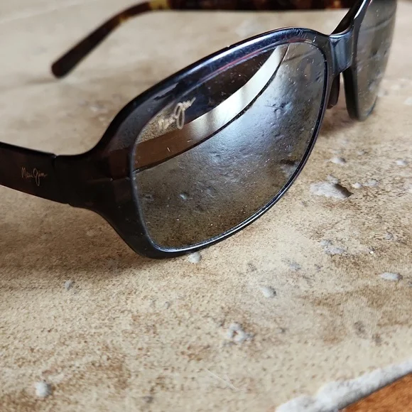 Maui Jim Tortoise Sunglasses with Blue Case - Picture 7 of 12